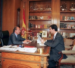 Con motivo del 30º aniversario de Su Alteza Real el Príncipe de Asturias, Don Juan Carlos en su despacho del Palacio de La Zarzuela con Don Felipe